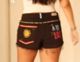 Peça de roupa pintada à mão pela By DAP