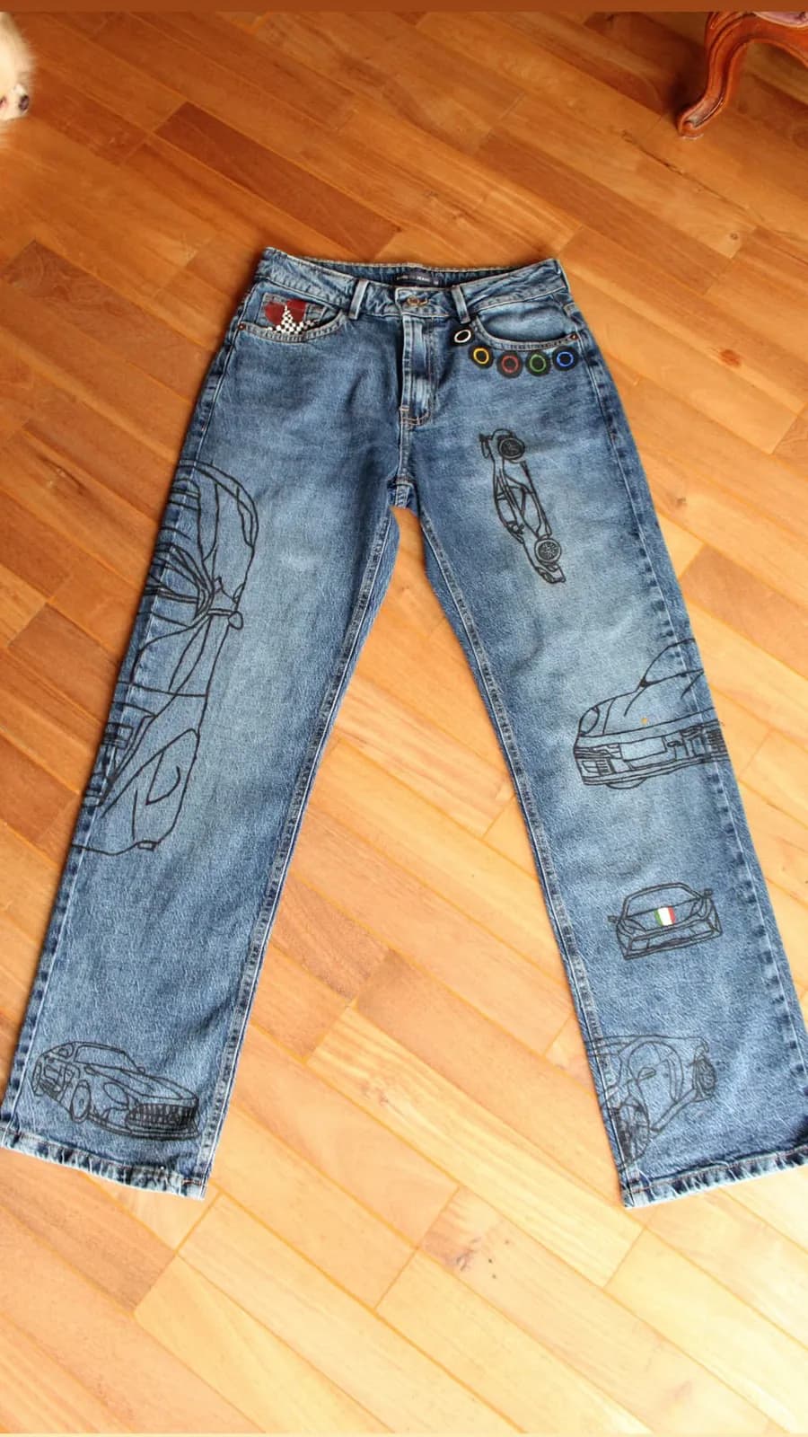 Peça de roupa pintada à mão pela By DAP