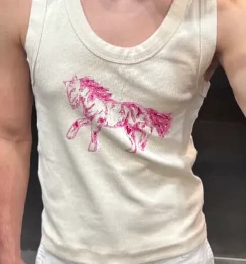 Peça de roupa pintada à mão pela By DAP