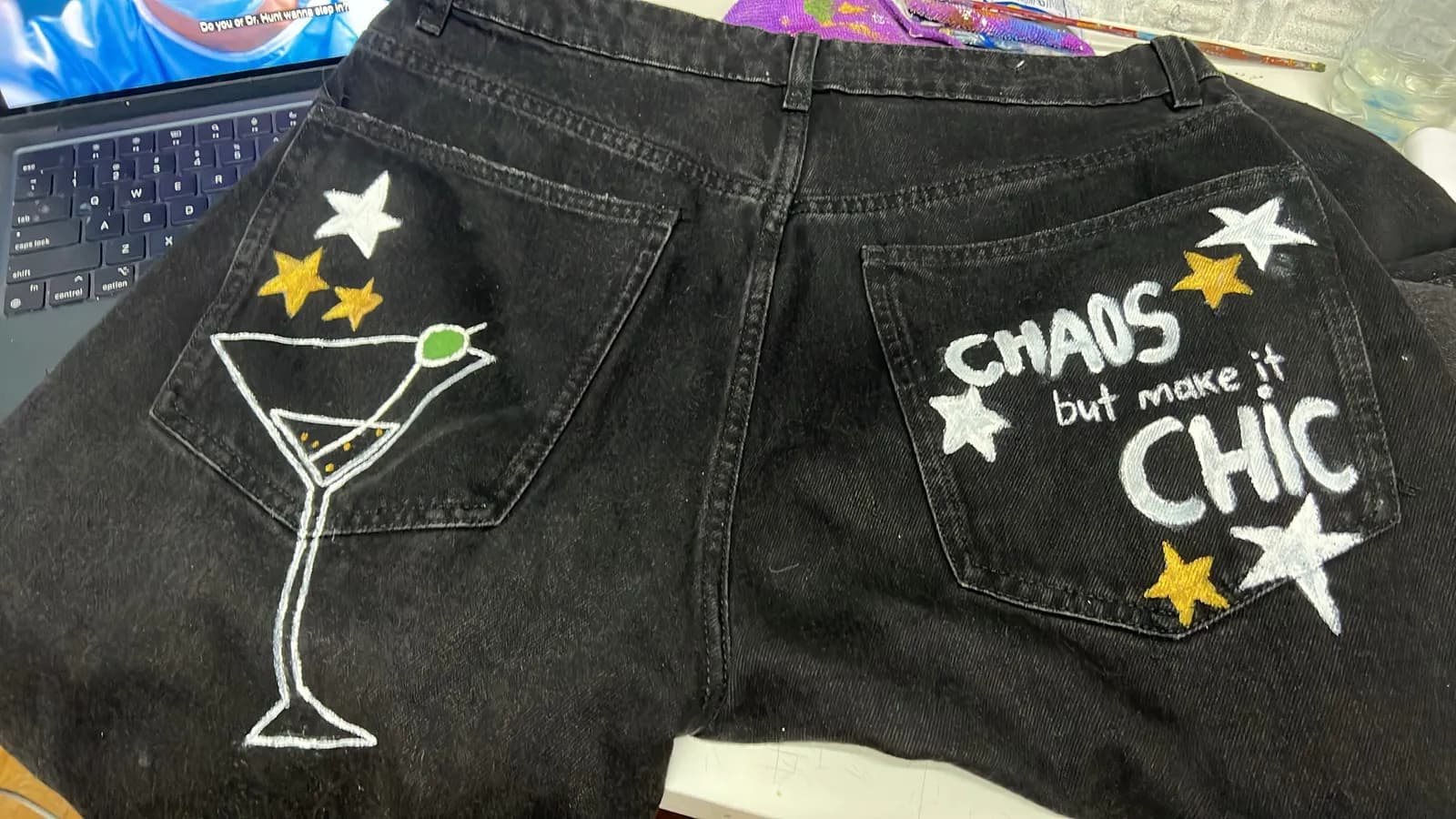 Peça de roupa pintada à mão pela By DAP