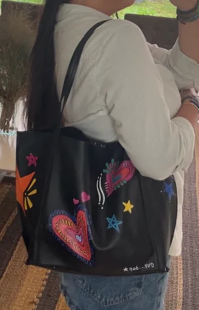 Peça de roupa pintada à mão pela By DAP