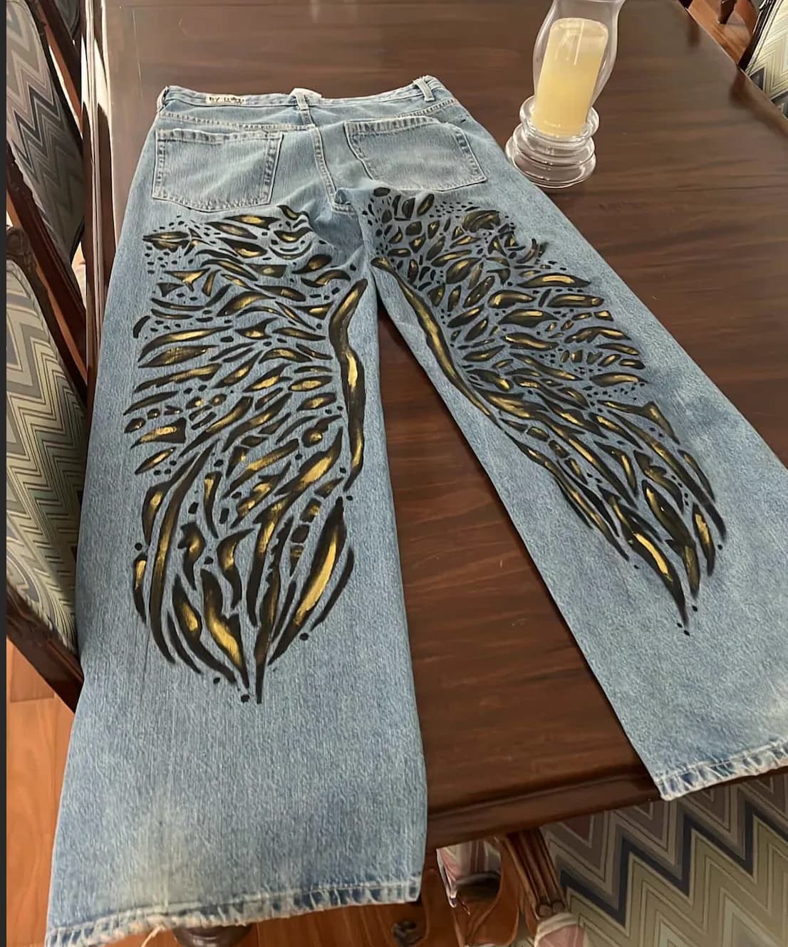 Peça de roupa pintada à mão pela By DAP