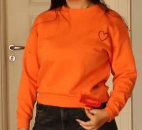 Peça de roupa pintada à mão pela By DAP