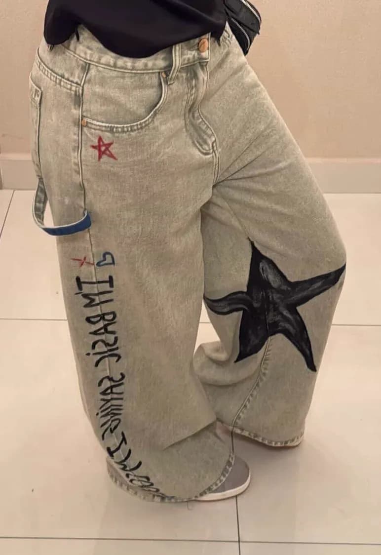 Peça de roupa pintada à mão pela By DAP