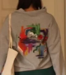 Peça de roupa pintada à mão pela By DAP