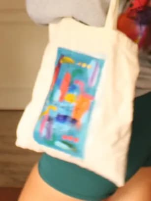 Peça de roupa pintada à mão pela By DAP