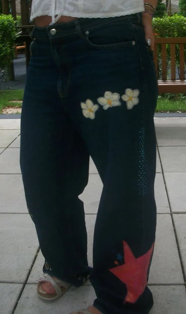 Peça de roupa pintada à mão pela By DAP