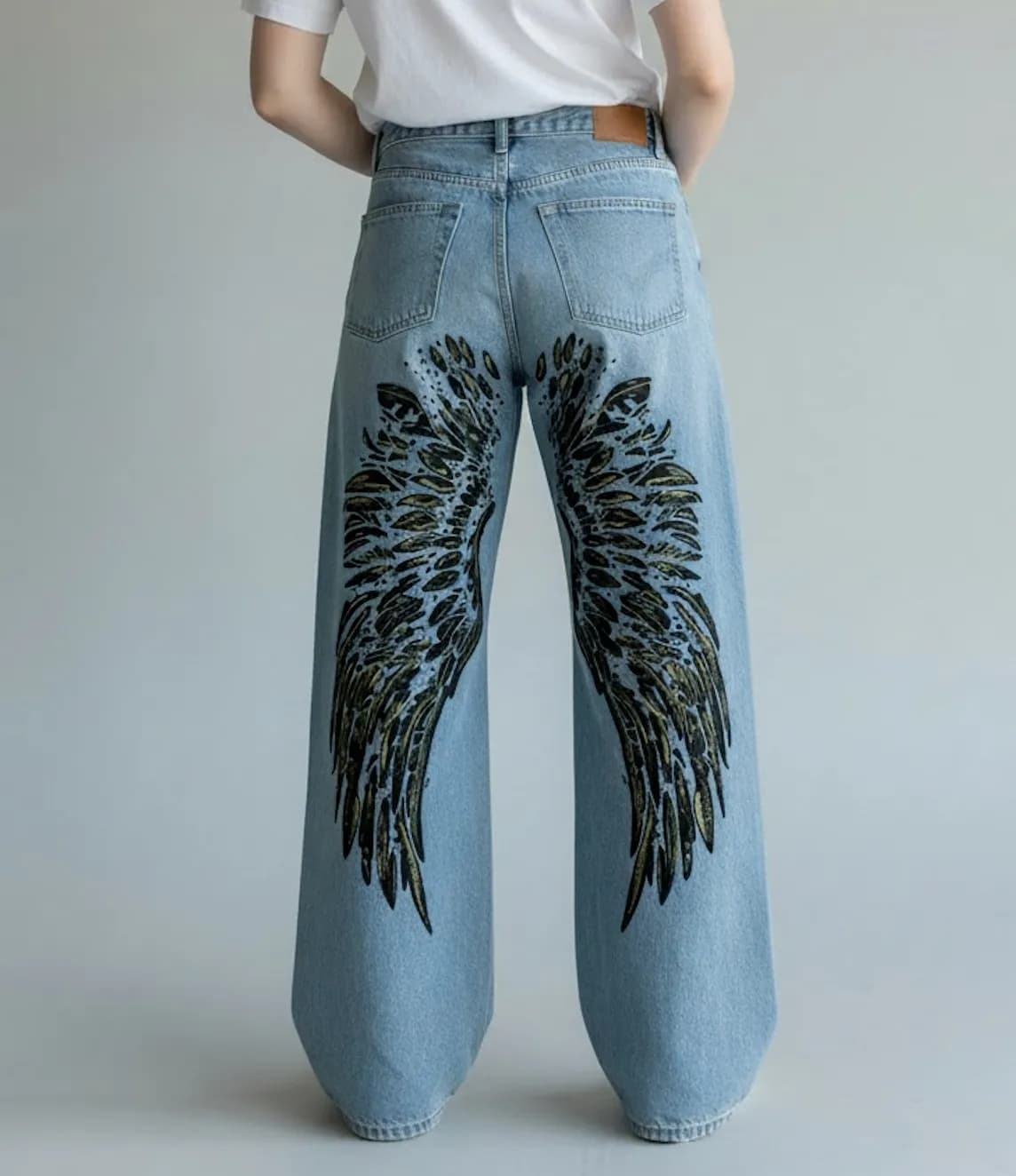 Peça de roupa pintada à mão pela By DAP
