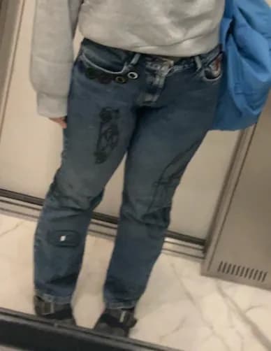 Peça de roupa pintada à mão pela By DAP