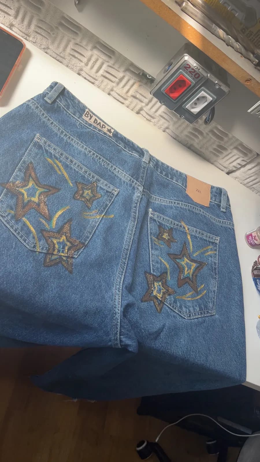 Peça de roupa pintada à mão pela By DAP