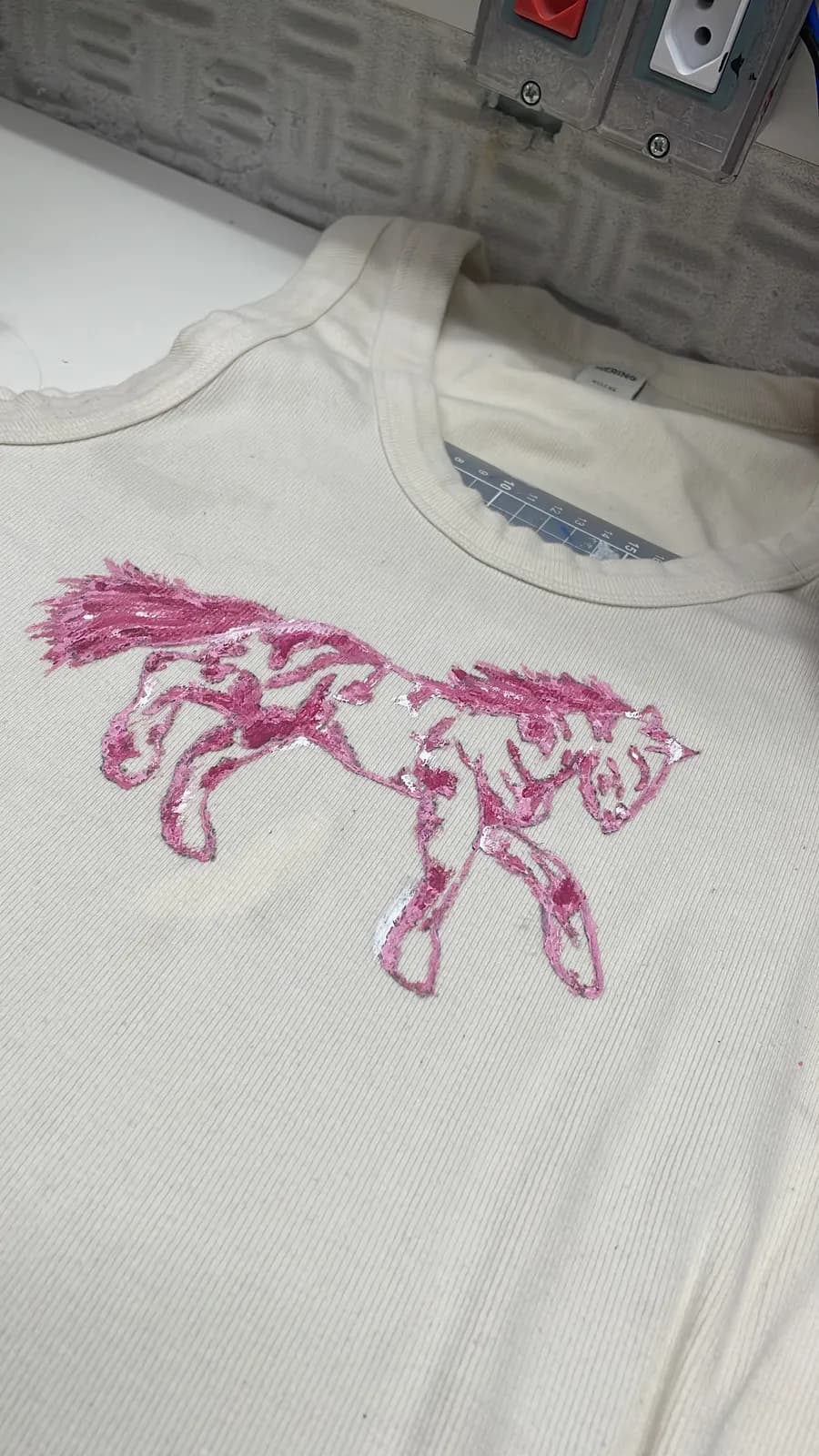 Peça de roupa pintada à mão pela By DAP