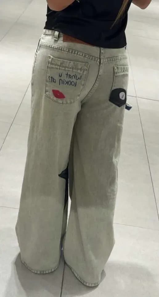 Peça de roupa pintada à mão pela By DAP
