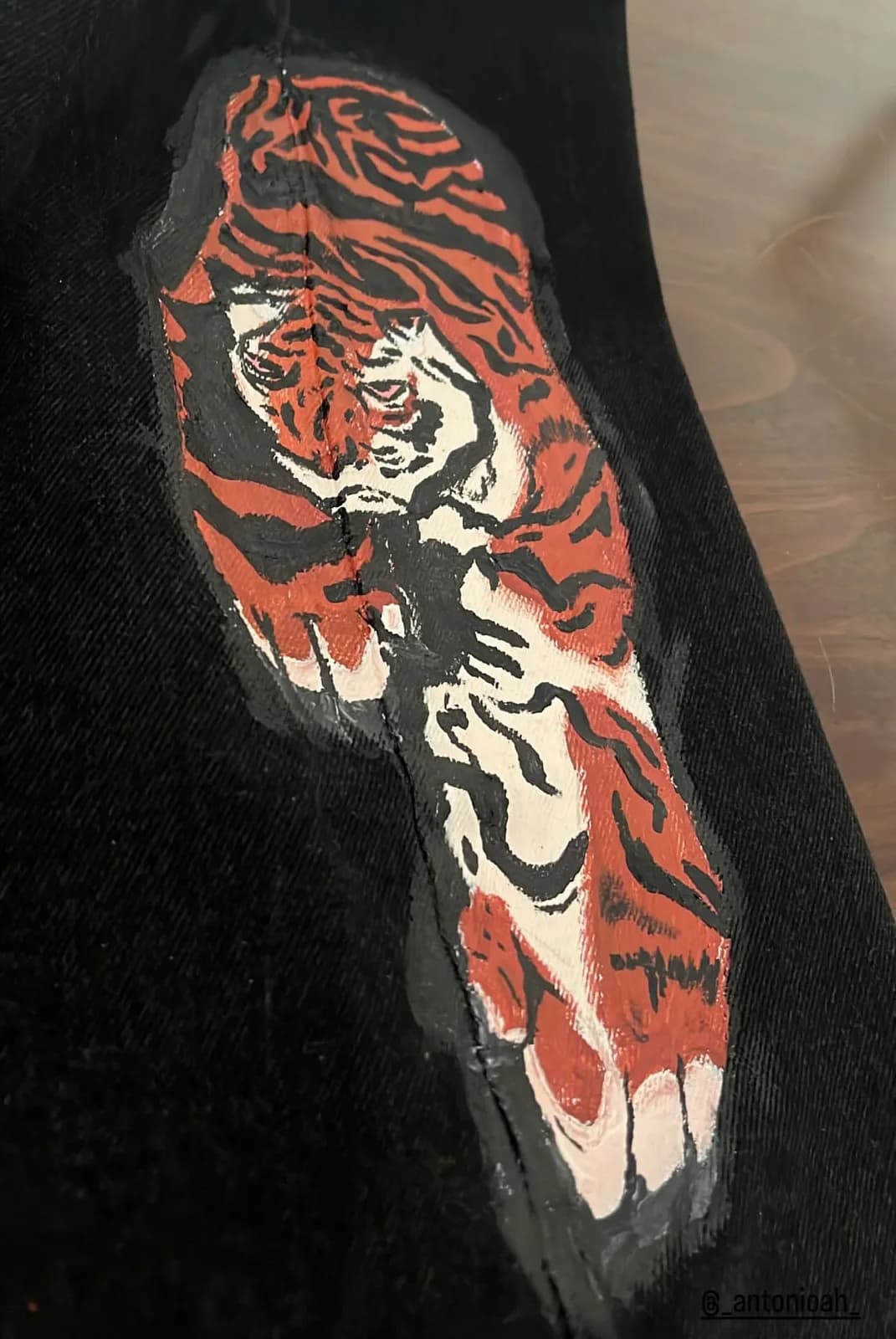 Peça de roupa pintada à mão pela By DAP