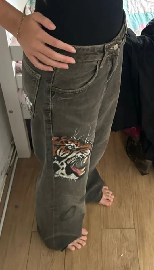 Peça de roupa pintada à mão pela By DAP
