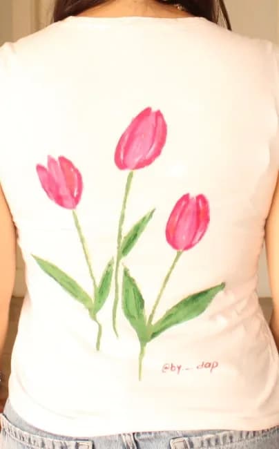 Peça de roupa pintada à mão pela By DAP