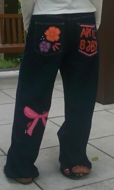Peça de roupa pintada à mão pela By DAP