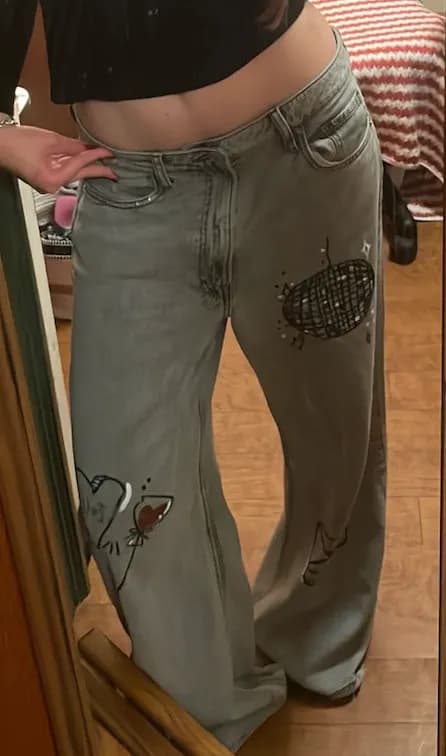 Peça de roupa pintada à mão pela By DAP