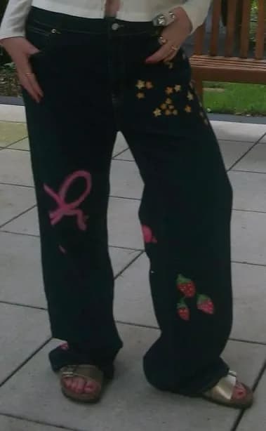 Peça de roupa pintada à mão pela By DAP