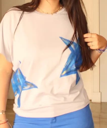 Peça de roupa pintada à mão pela By DAP