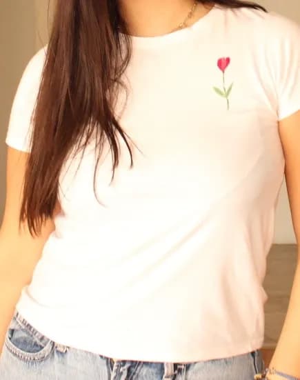 Peça de roupa pintada à mão pela By DAP