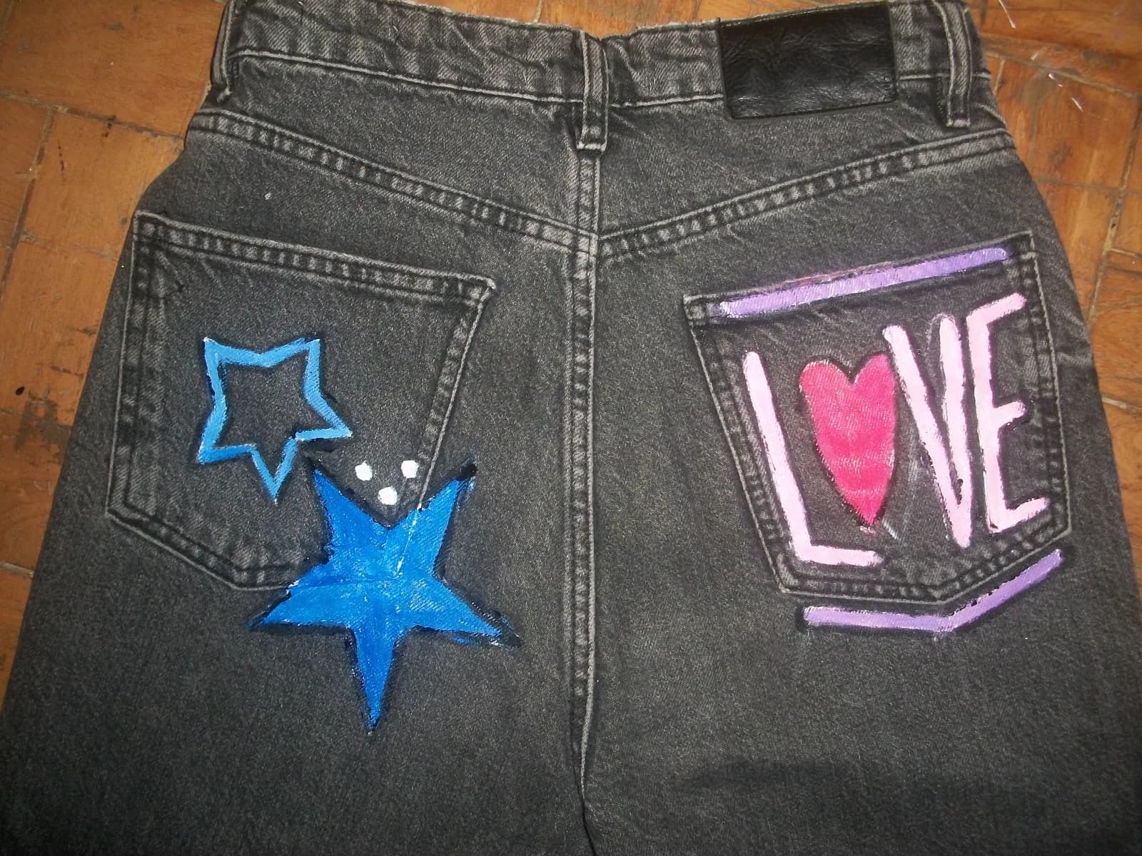 Peça de roupa pintada à mão pela By DAP