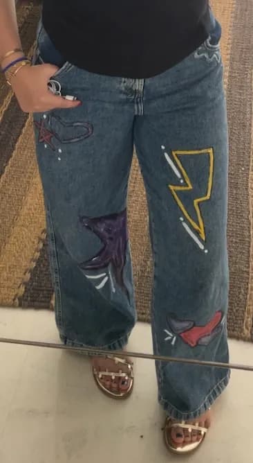 Peça de roupa pintada à mão pela By DAP