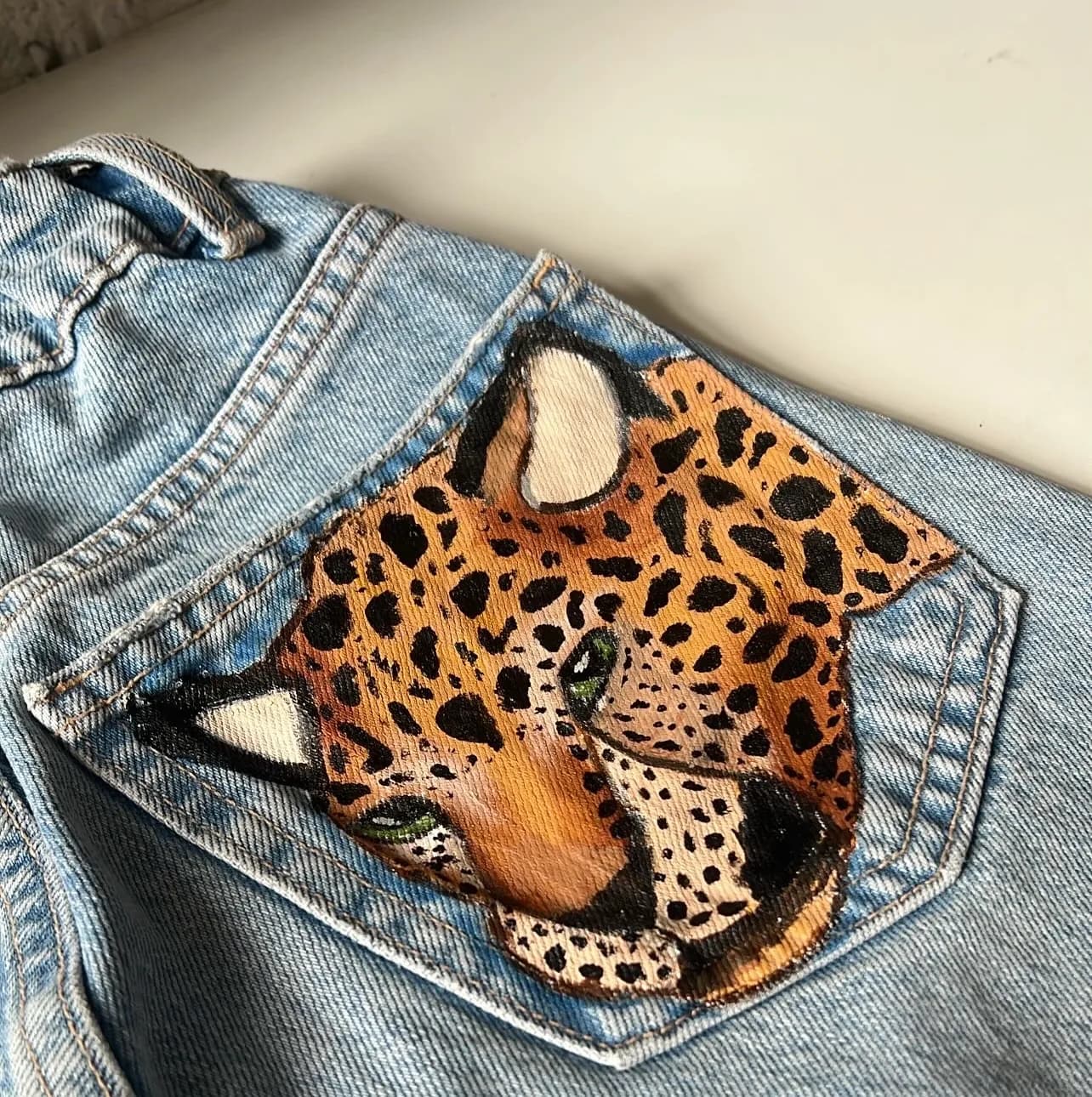Peça de roupa pintada à mão pela By DAP